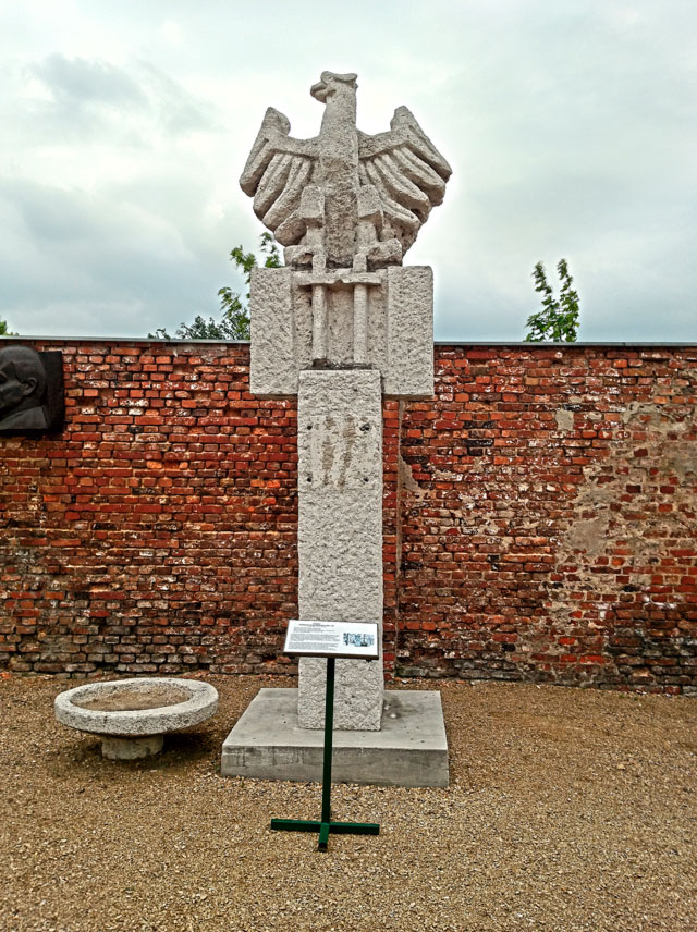 Pomnik w hołdzie poległym funkcjonariuszom MO i SB(Ostróda) w Muzeum PRL-u